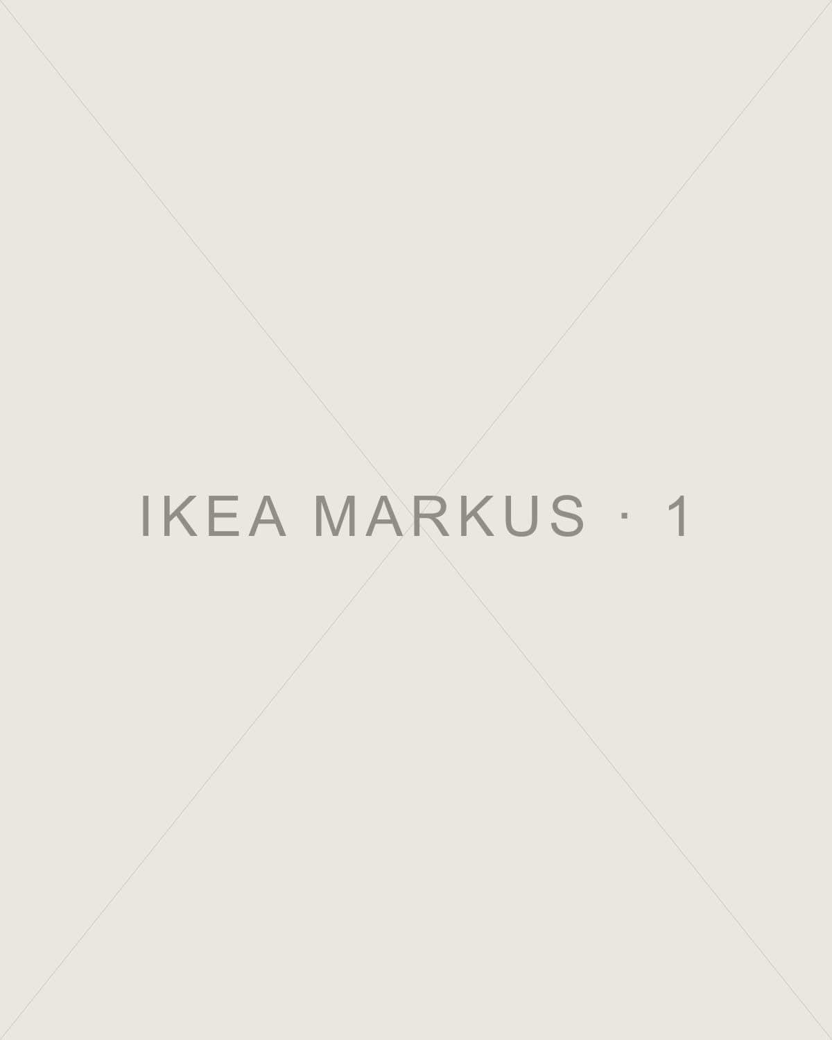 Siège IKEA Markus noir vu de trois quarts sur fond neutre